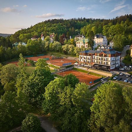 Wellness Hotel Queens マリアーンスケー・ラーズニェ エクステリア 写真