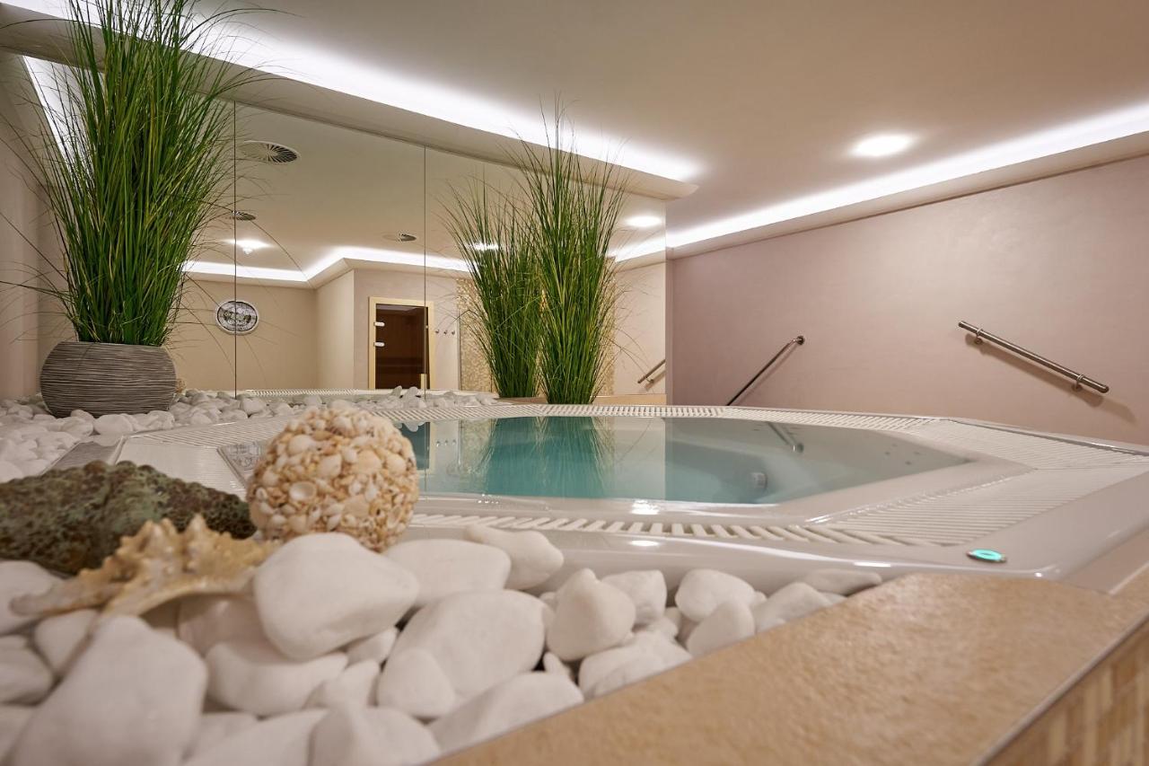 Wellness Hotel Queens マリアーンスケー・ラーズニェ エクステリア 写真