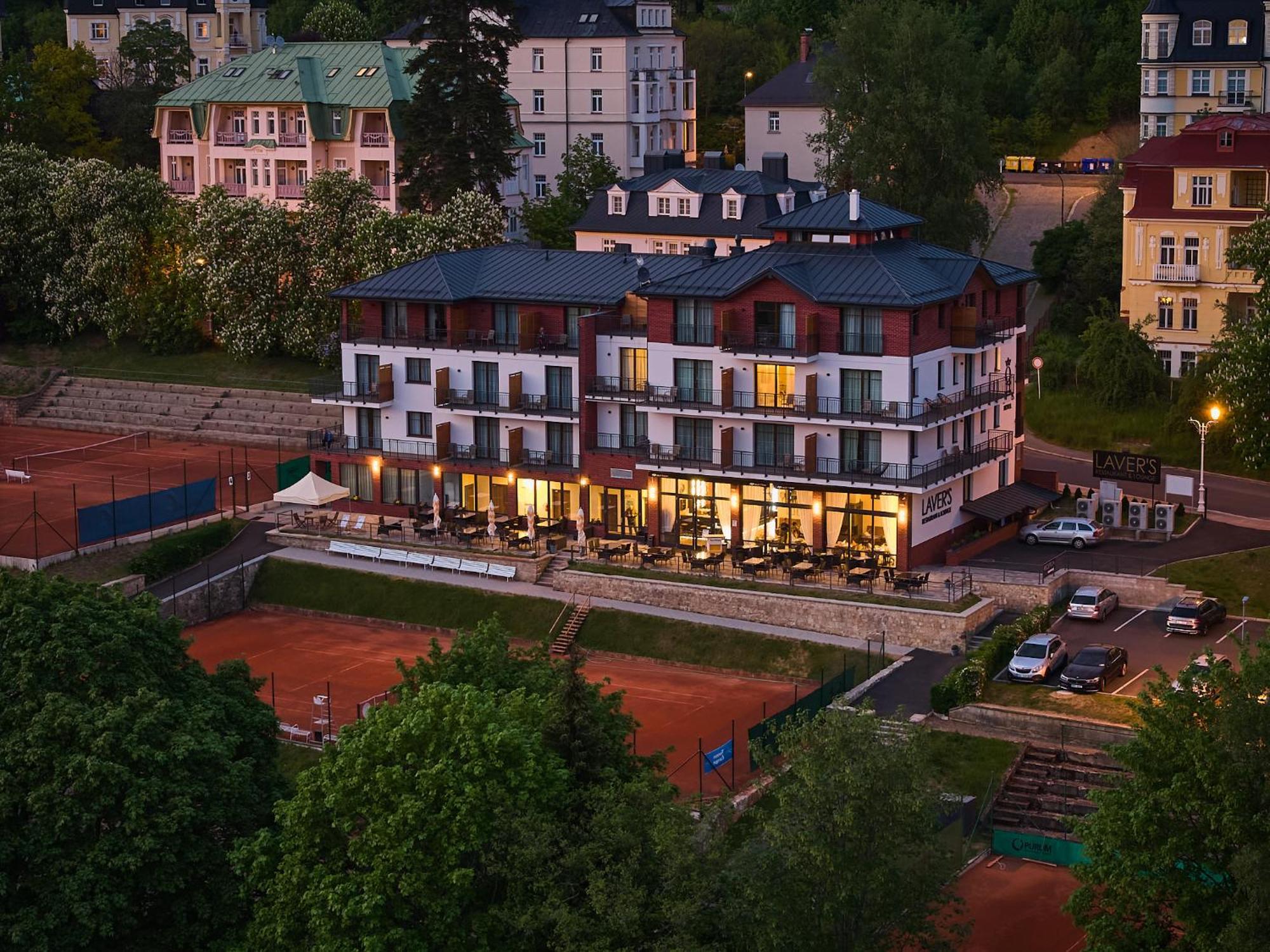 Wellness Hotel Queens マリアーンスケー・ラーズニェ エクステリア 写真