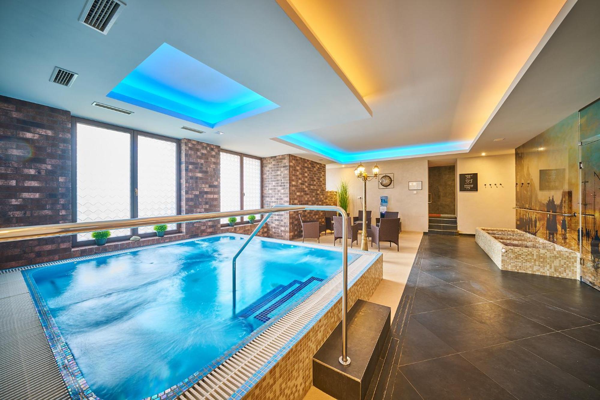 Wellness Hotel Queens マリアーンスケー・ラーズニェ エクステリア 写真