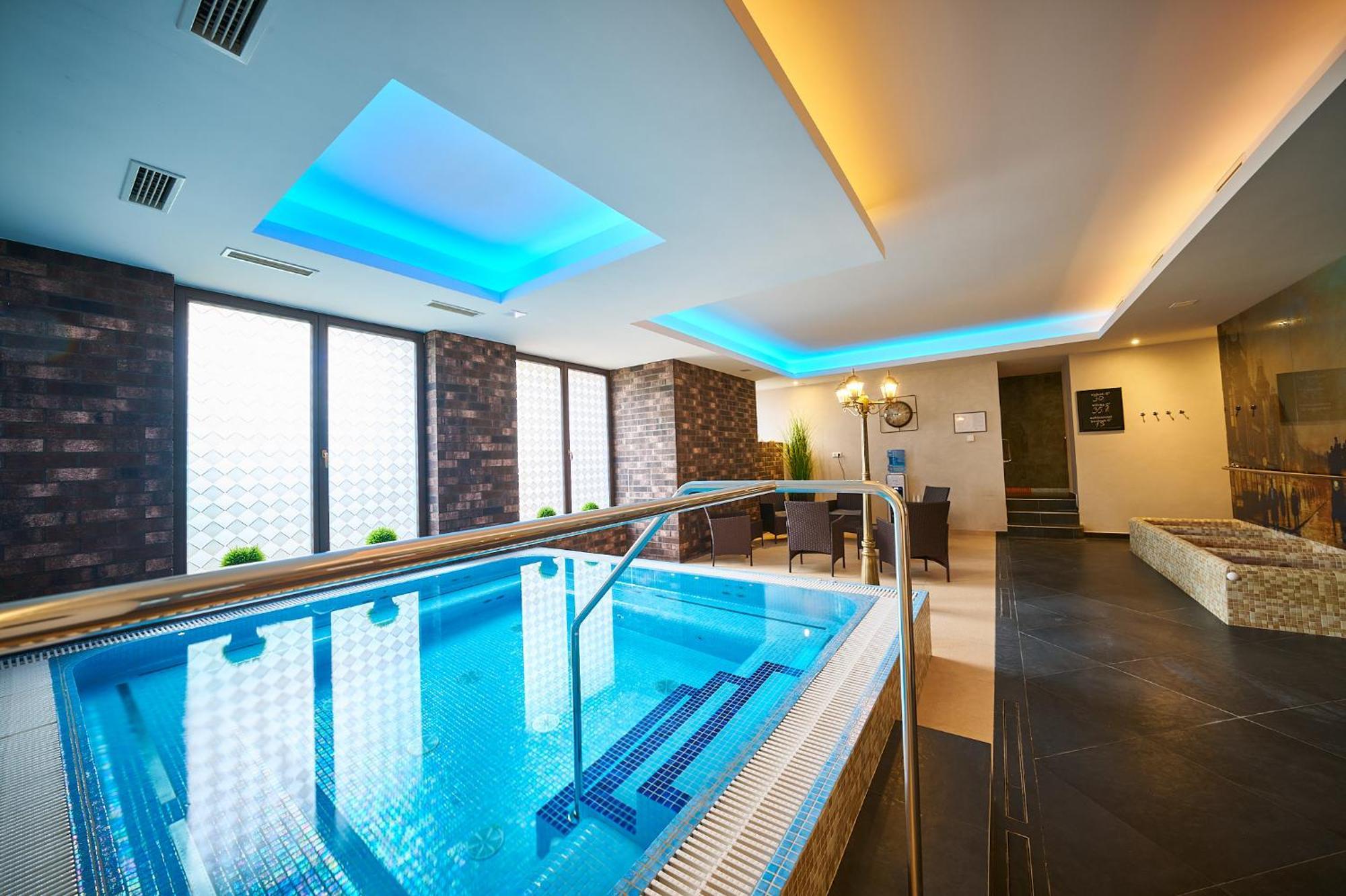 Wellness Hotel Queens マリアーンスケー・ラーズニェ エクステリア 写真