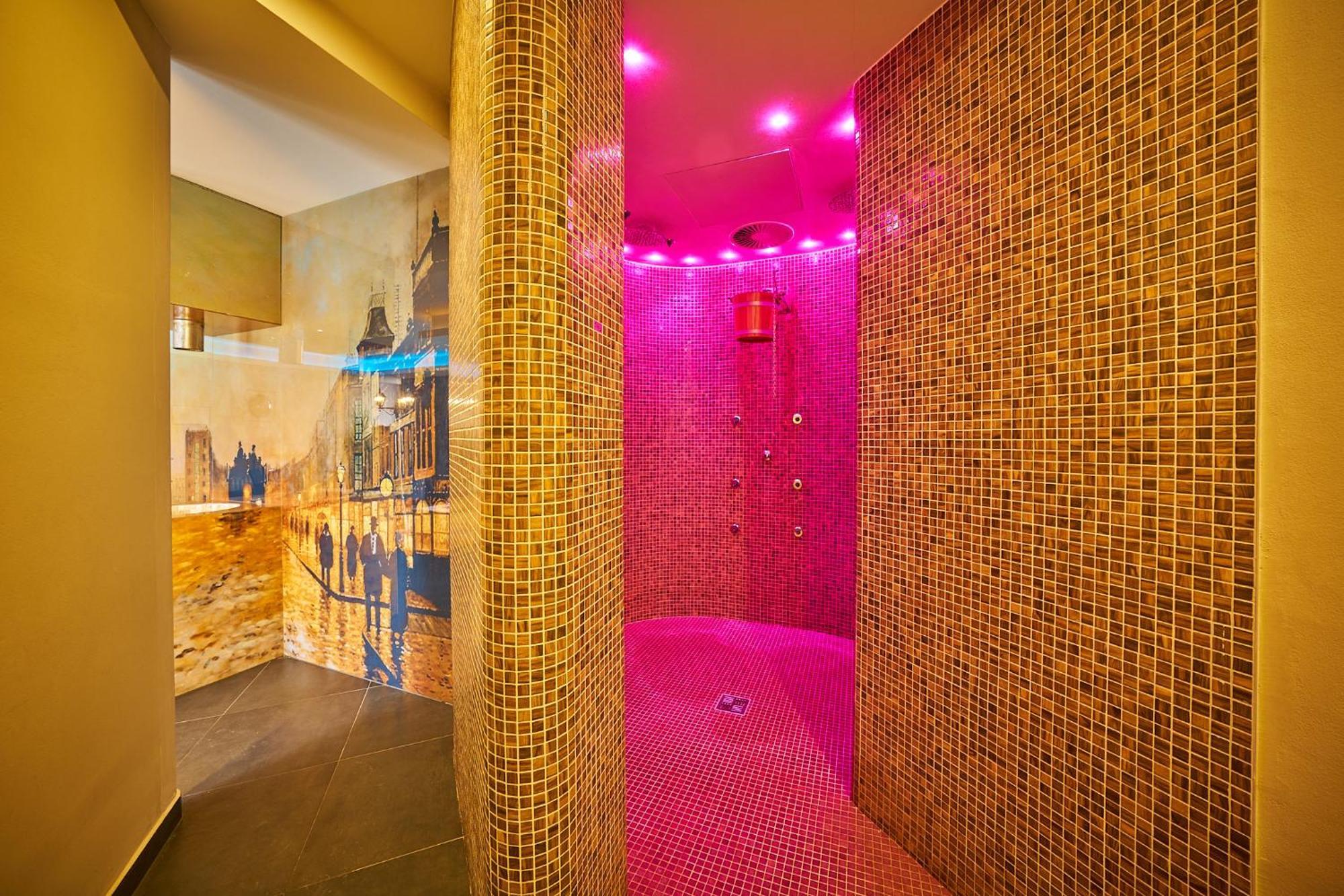 Wellness Hotel Queens マリアーンスケー・ラーズニェ エクステリア 写真