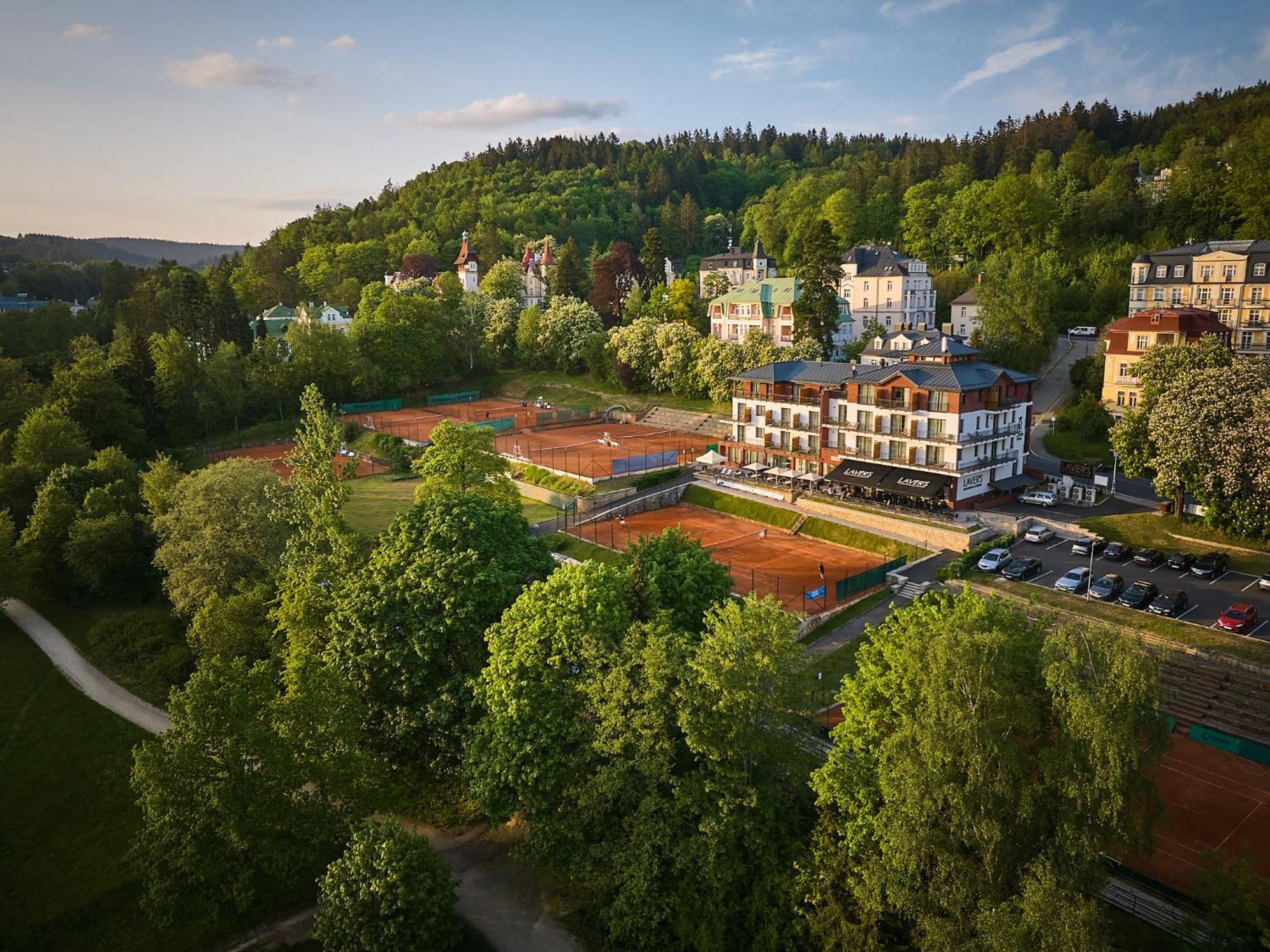 Wellness Hotel Queens マリアーンスケー・ラーズニェ エクステリア 写真